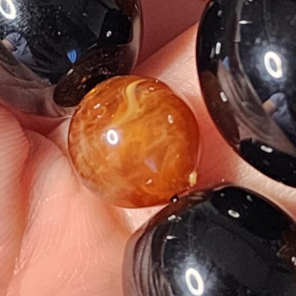 Vintage Bakelite black & marbled caramel bead necklace - Picture 5 of 9